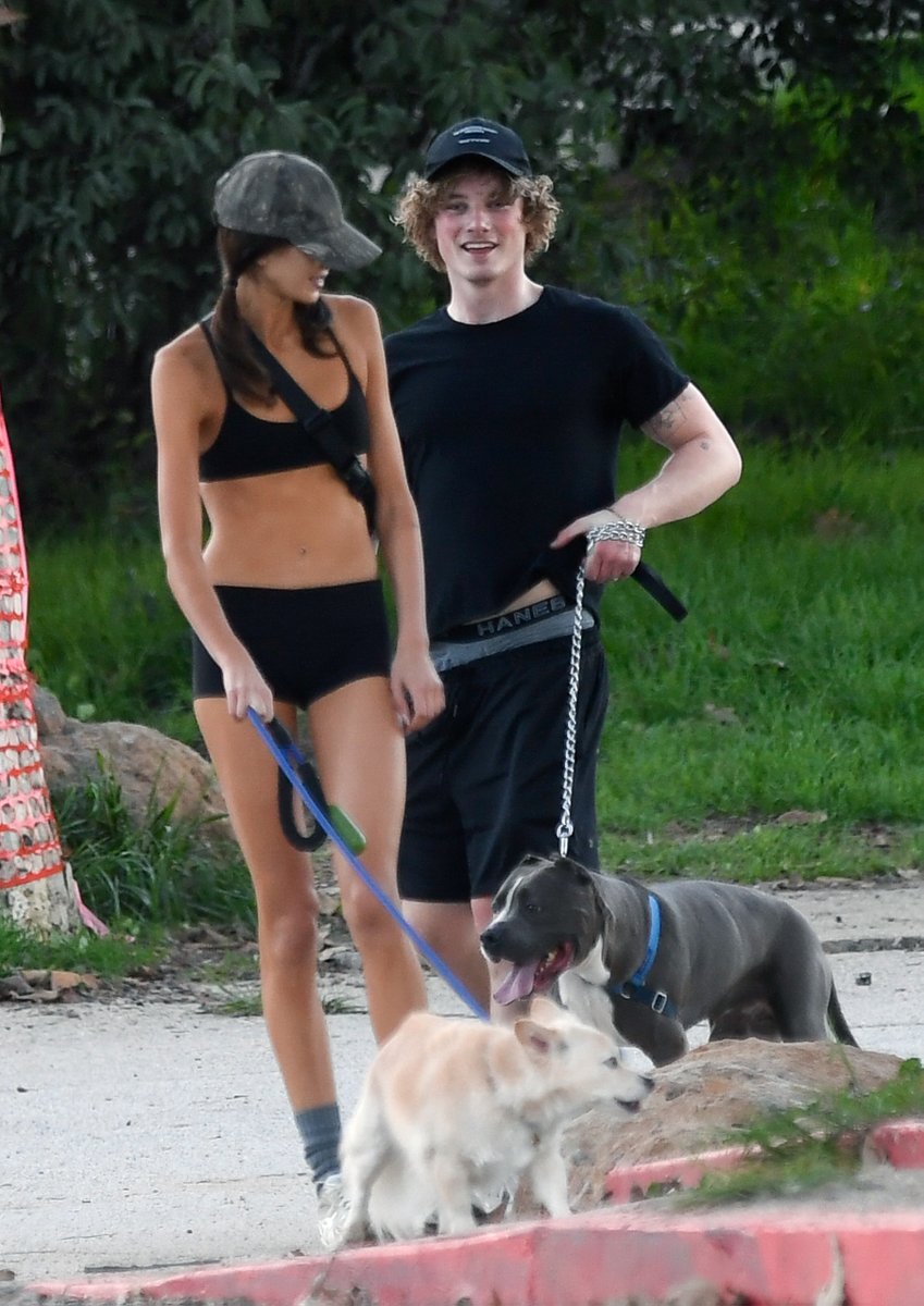 DailyHQCeleb's tweet photo. 📷CANDID: Kaia Gerber Shows Off Her Toned Physique on a Hike in Los Angeles on 25-Nov-2025!! #kaiagerber

38 photos on FB: https://t.co/NqEvBFp83M https://t.co/5T05E0YIIq