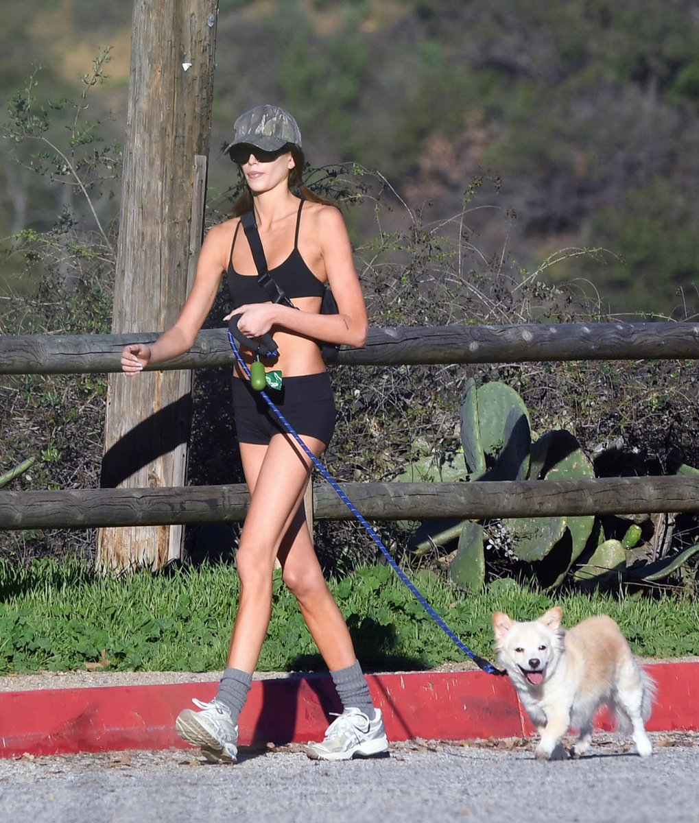 DailyHQCeleb's tweet photo. 📷CANDID: Kaia Gerber Shows Off Her Toned Physique on a Hike in Los Angeles on 25-Nov-2025!! #kaiagerber

38 photos on FB: https://t.co/NqEvBFp83M https://t.co/5T05E0YIIq