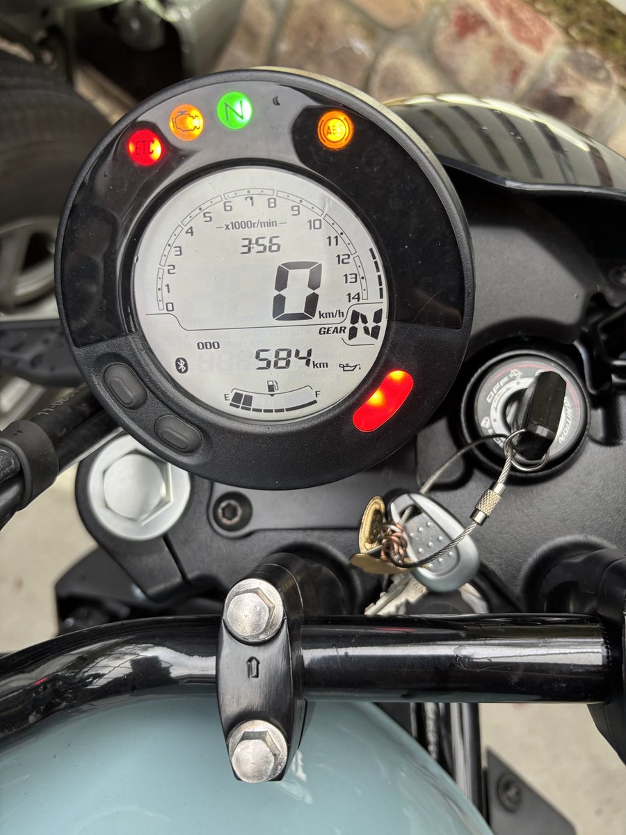 JiroShinbo_tabi's tweet image. 一年以上乗って、走行距離わずか500キロほど、これじゃバイクが可哀想なので手放す事にしました。
結局標準装備のETCも使わなかった。
とにかく、事故無く乗せてくれてありがとう。楽しかったよ。