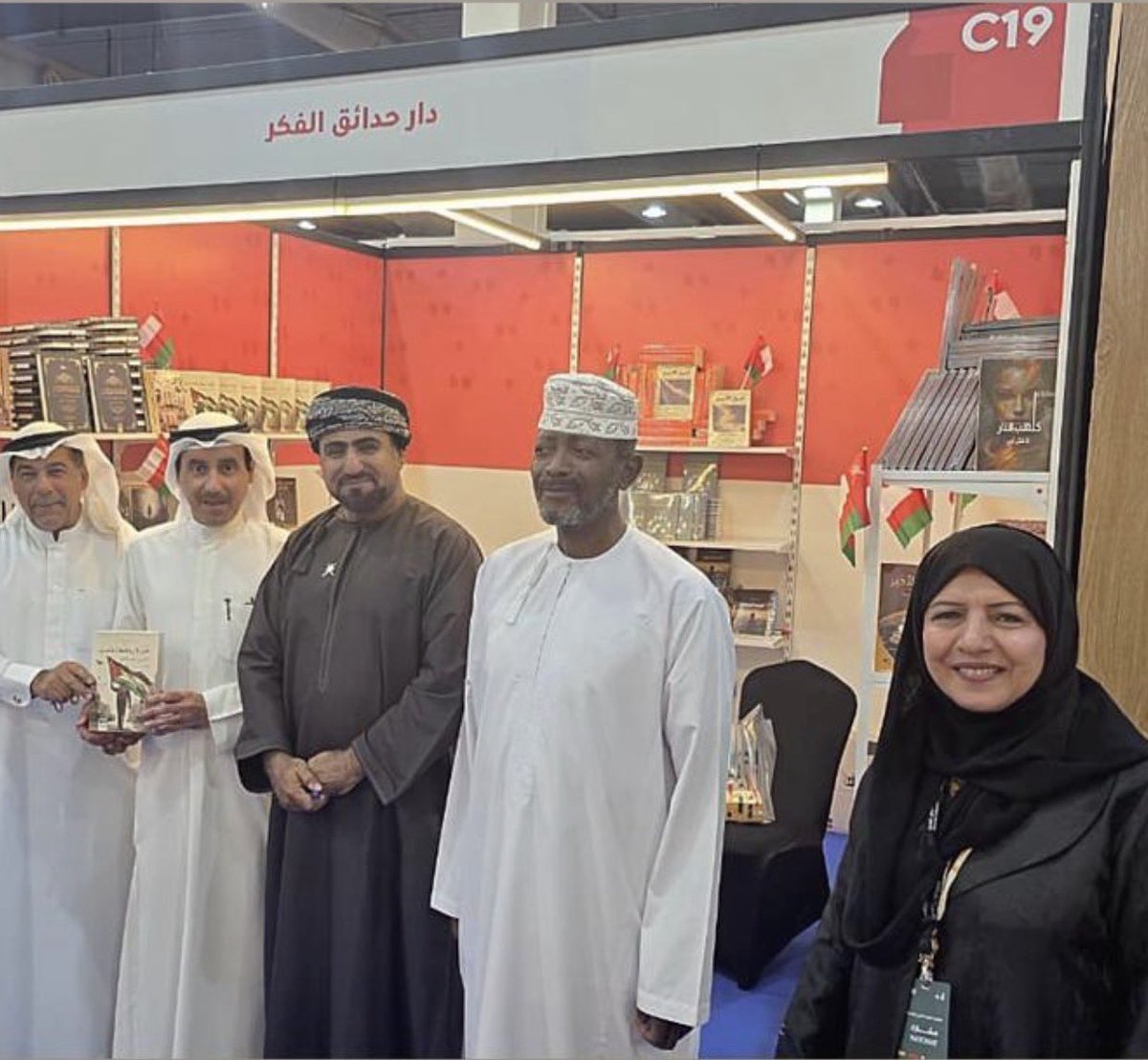 من حفل توقيع رواية  ( طير لا يلتقط أنفاسه ) للأديب العماني أحمد بن سعيد البادي الذي كان تحت رعايتي بدار حدائق الفكر في #معرض_الكويت_الدولي_للكتاب_2025 بحضور باقة من الأدباء .

#مسقط #الكويت #الكتاب