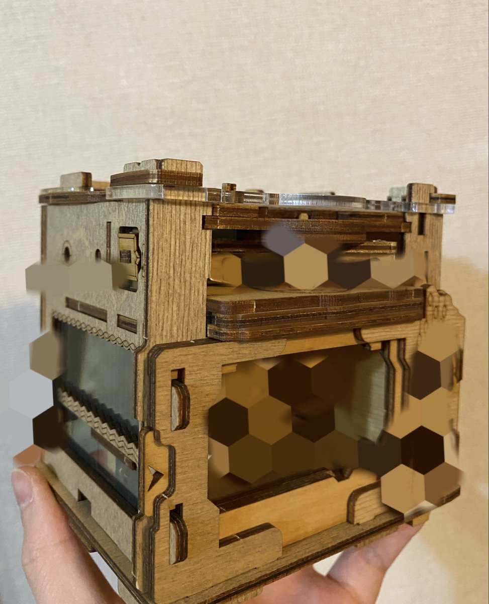 Ooly_Elumanol's tweet photo. CLUEBOXPro『シャーロックホームズの謎』
ヒントなしでクリア想定時間通り120分でクリアやったー！🙌

こんな小さい木の箱で全部アナログの機構なのに
めちゃくちゃ凝った仕掛けがたくさんで
一つの芸術作品としても買って良かった！
#CLUEBOX #クルーボックス https://t.co/kJlk3i7vYH