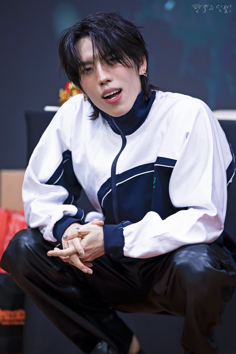 251121 케타포 팬싸 #동우 

같이 학교 땡땡치고싶게 만드는 선배……

#장동우 #또또 #Dongwoo #Jangdongwoo #인피니트 #INFINITE #동우_수제앨범_SWAY_top100 #SWAY #Sway_Zzz