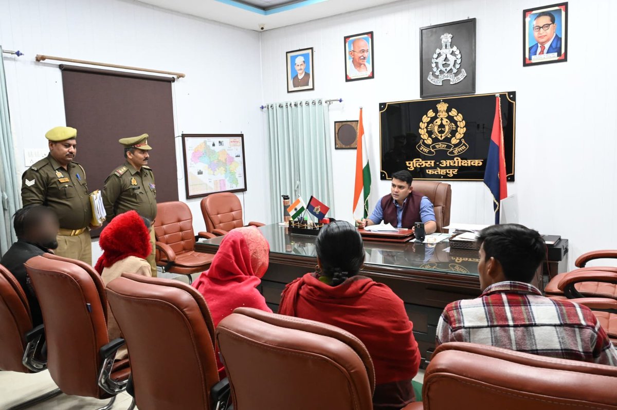 fatehpurpolice's tweet image. #Spfhr के द्वारा पुलिस कार्यालय में जनता की समस्याओं को सुनकर उनके गुणवत्तापूर्ण एवं समयबद्ध निस्तारण हेतु सम्बन्धित को निर्देशित किया जा रहा है।            
#UPPolice