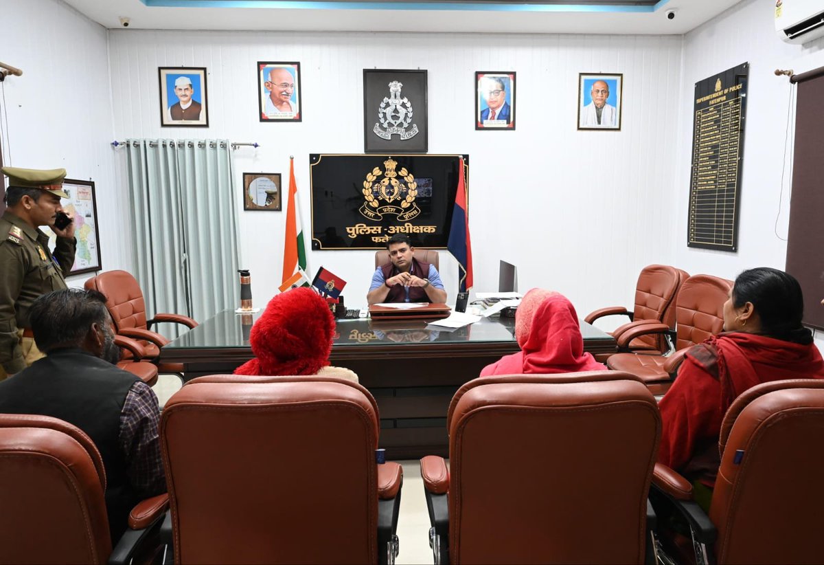 fatehpurpolice's tweet image. #Spfhr के द्वारा पुलिस कार्यालय में जनता की समस्याओं को सुनकर उनके गुणवत्तापूर्ण एवं समयबद्ध निस्तारण हेतु सम्बन्धित को निर्देशित किया जा रहा है।            
#UPPolice