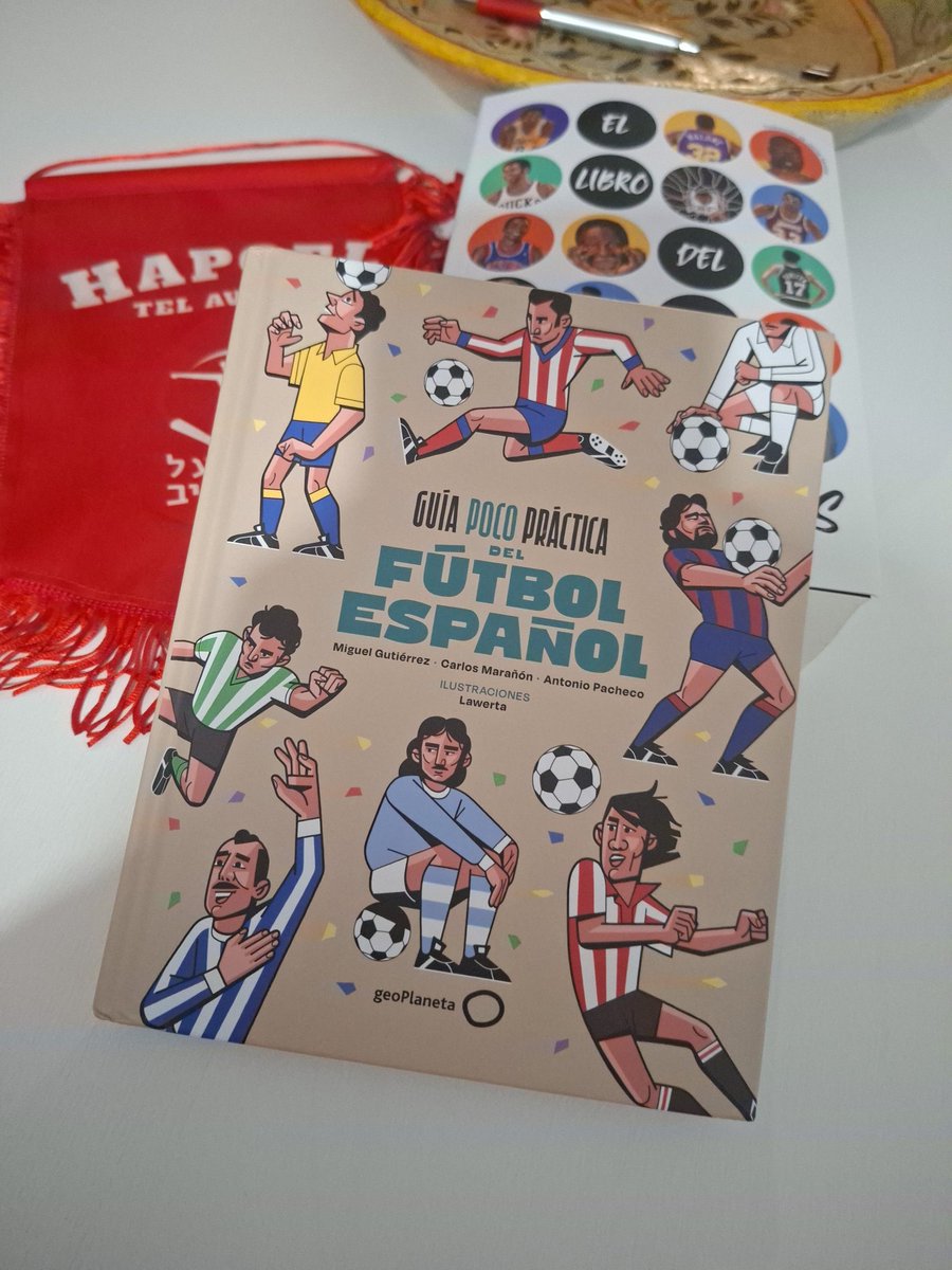 Estos tres locos tan prolíficos como maravillosos han vuelto hacerlo...No saben vivir sin producir contenido divertido deportivo. 
"Guía poco práctica del FÚTBOL ESPAÑOL" es la forma más práctica de pasar ratitos offtopic para mi. Muy grandes <a href="/futbolycine/">Carlos Marañón</a>, <a href="/lalibreta/">Miguel</a> y mi querido