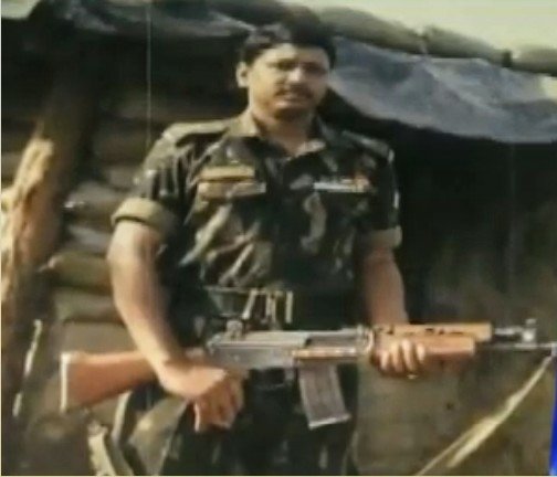 megirish2001's tweet image. #BalidanDiwas #UnsungHeroes 
Youngest child Ashok born to Smt Parthavva and Shri Kalappa B Sangali from Hubballi, shared his birthday with our Independence Day 🫡

 Commissioned from OTA in 1987 into 17 Maratha Light Infantry, Major Ashok Sangali served 10 out of 14 years in…