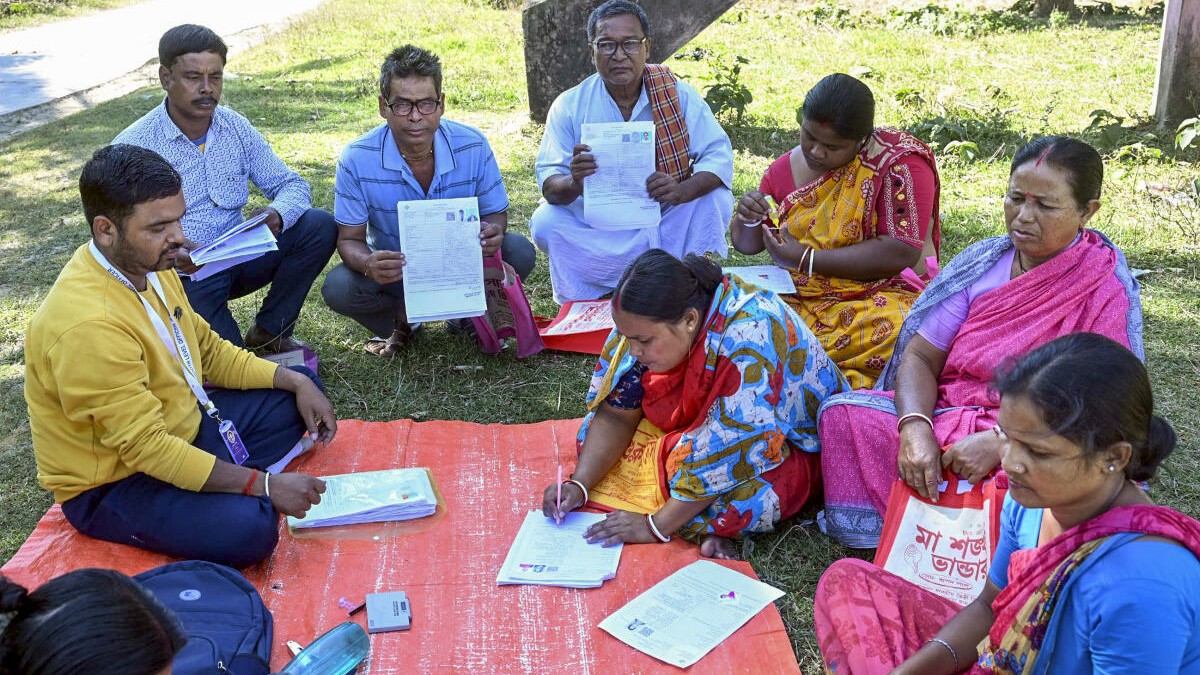 DDBanglaNews's tweet image. এদের মধ্যে ৭ কোটি ৬৪ লক্ষ ৬৮ হাজার ৭৫৯জন ভোটারের কাছে #EnumerationForm পৌঁছে দেওয়া হয়েছে বা ৯৯.৭৮% ভোটার ফর্ম পেয়েছেন

বিলি হওয়া ফর্মের মধ্যে ৬ কোটি ১ লক্ষ ৩৬৯টি ফর্ম ইতিমধ্যেই ডিজিটেলাইজড হয়ে গিয়েছে যা বিলি হওয়া মোট ফর্মের ৭৮.৪২%

#SIRinWB #EFDigitization