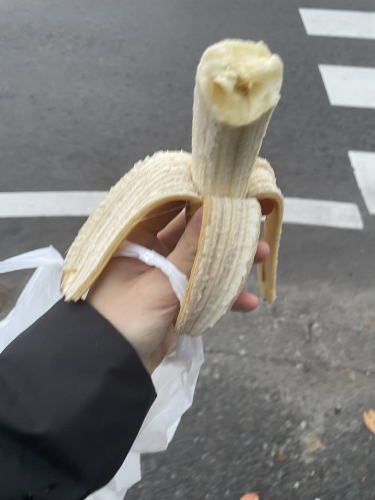 恐怖‼️バナナ食べ歩き男