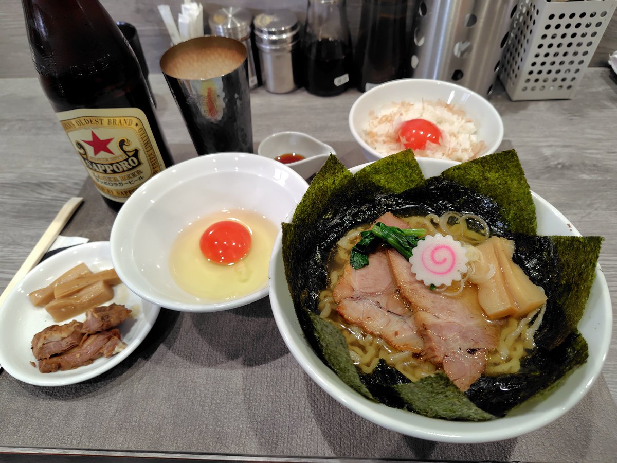 森下、両国🚃＃手打ち蓮　さんへ訪問
今年520杯目
しおら〜麺
卵かけご飯
サッポロラガービール赤星
TP生玉子
夜勤明けで凸
まずは大人のハッピーセット赤星で乾杯🍻おつまみ食べしばらくすると着丼☺
冬菇貝柱煮干しの効いた塩もちぷるの手打ち麺💯
卵かけご飯最高
ご馳走様
12月1日周年祭ワクワク‼️