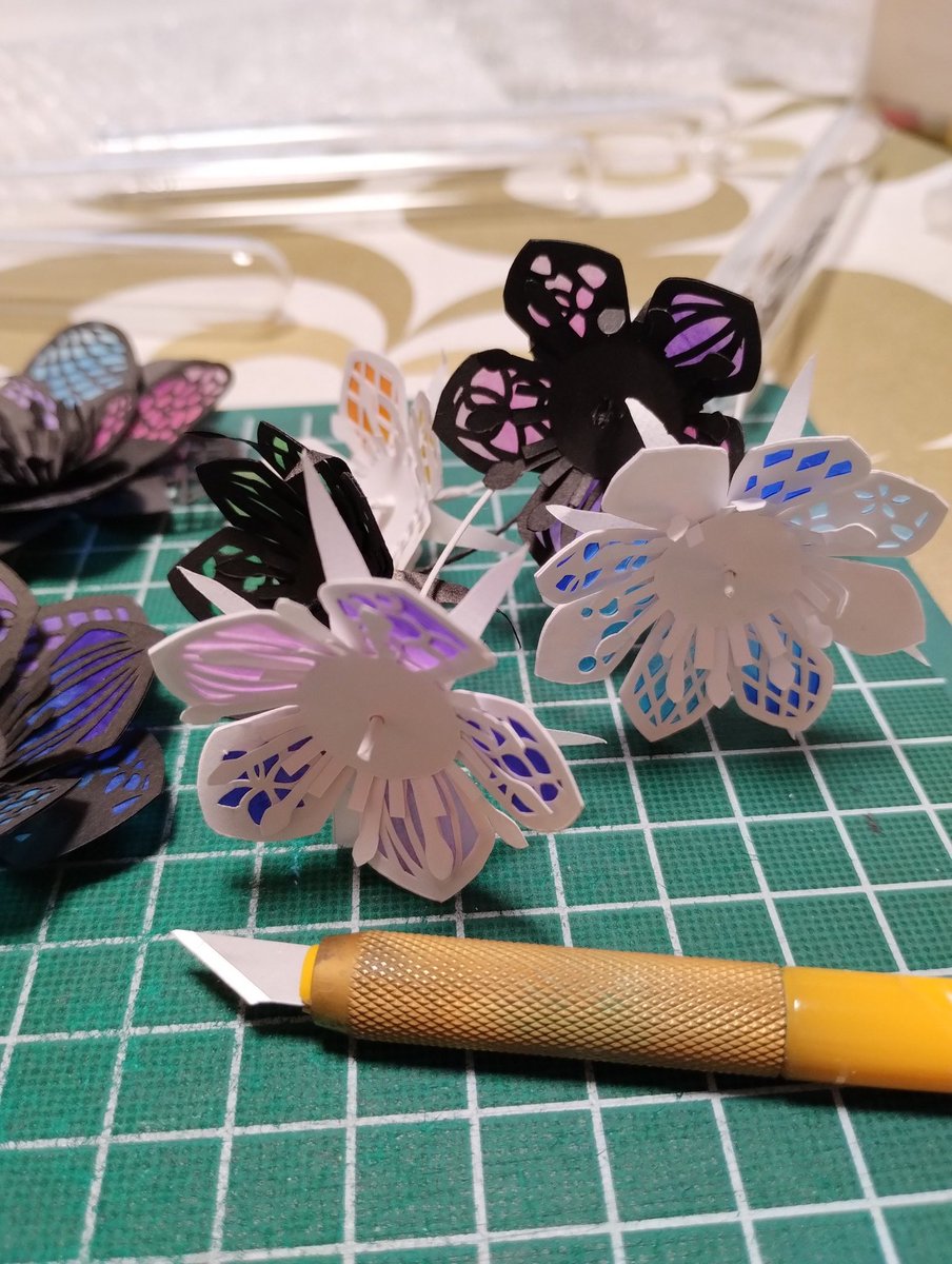 sanosheep's tweet photo. 切り絵の花、茎をつけたので試験管に生けたり花束にしたりできちゃう
#切り絵　#アート https://t.co/seAJmShO42