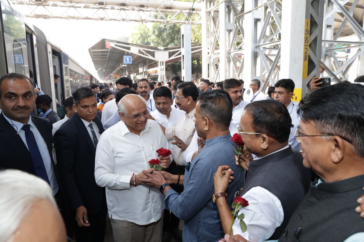 jitubhaiMLA's tweet image. વલસાડ જિલ્લાના ધરમપુરના શ્રીમદ્‌ રાજચંદ્ર આશ્રમ ખાતે ગુજરાત સરકારની ત્રણ-દિવસીય ચિંતન શિબિરનો પ્રારંભ અવસરે વંદે ભારત ટ્રેનની મુસાફરી દ્વારા વલસાડ પધારેલ માનનીય મુખ્યમંત્રી શ્રી @Bhupendrapbjp સાહેબનું સ્વાગત કર્યું.