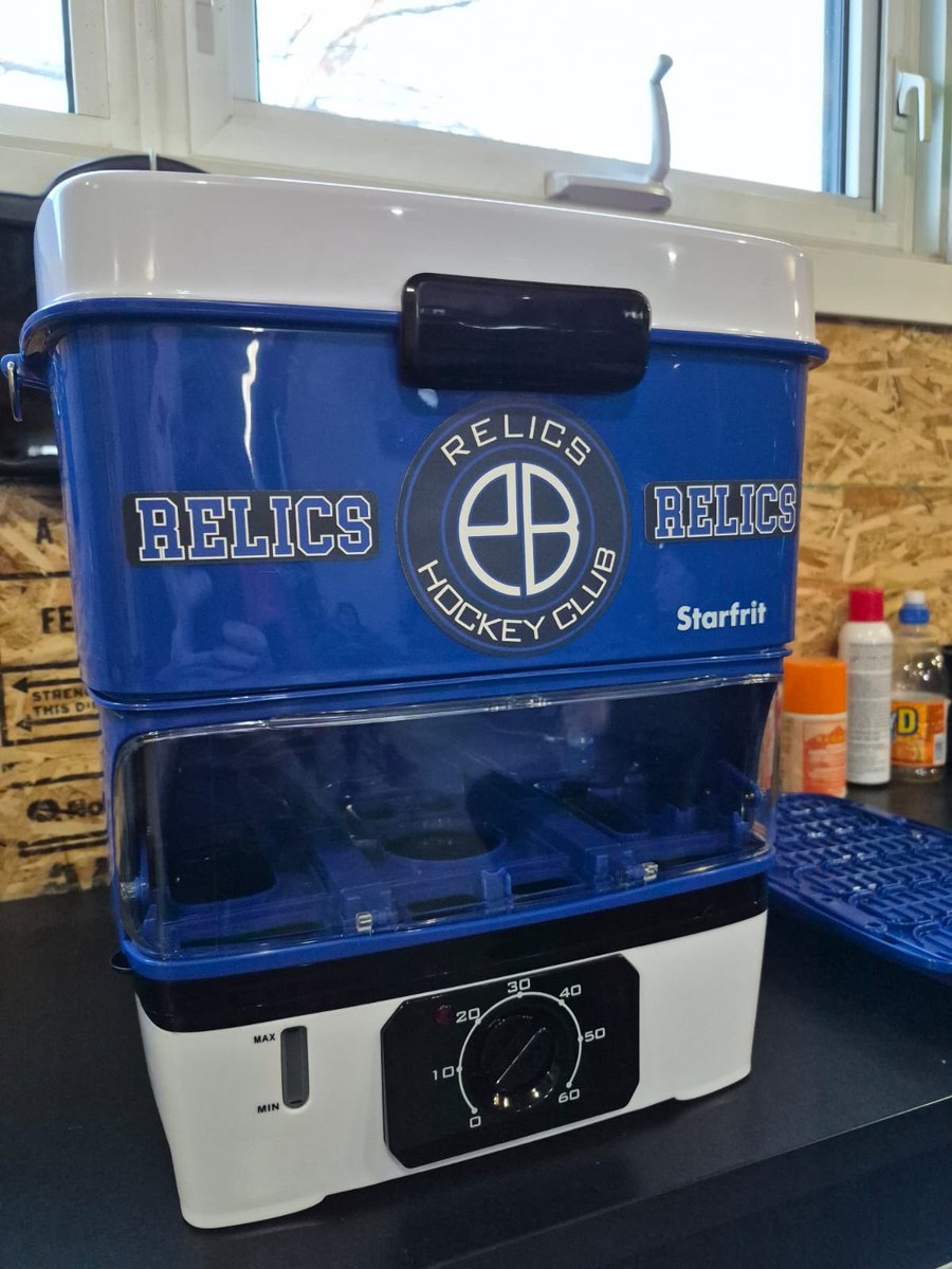 Brand new hot dog machine has the boys working extra hard #RecHockey #BeerLeagues