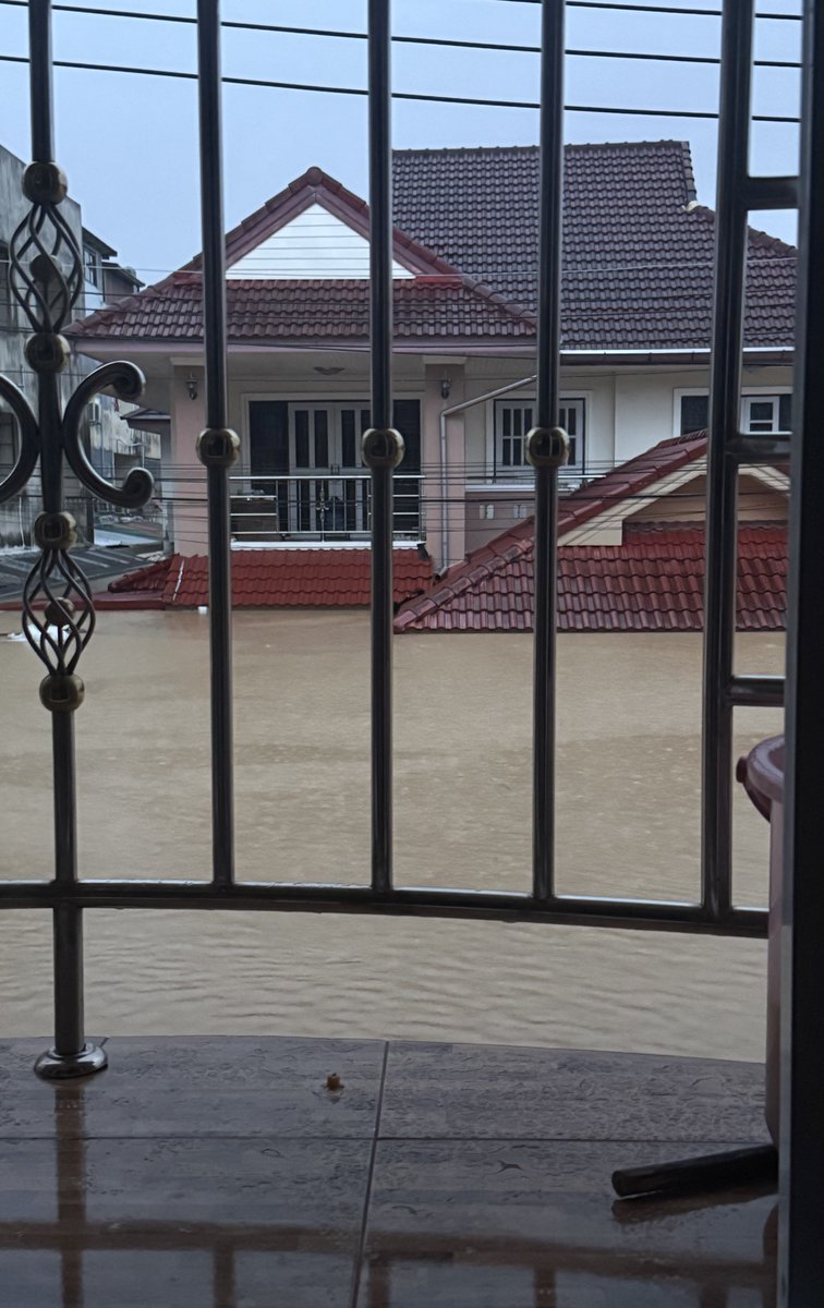 WeeeeePPM's tweet image. จุดที่หลอนที่สุดในชีวิตคือบันไดเหลืออีก 4 ขั้นน้ำขึ้นชั้น 2 😭😭😭😭 หนักที่สุดในชีวิตไม่เคยเจอเลยยสูง ≈  3.5-4 เมตร แถวบ้านที่เป็นบ้านชั้นเดียวคนมายืนบนหลังคาเต็มเลย (((คนตายเพียบ)))) 😭😭😭