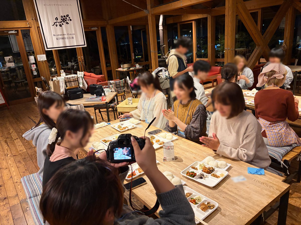 【YUI Lab（ゆいラボ）活動報告🌱】
先日、ワークショップ「お結びらぼ」を開催しました🍙
学内や地域の方から教わったレシピをもとに、ごはんのおともをつくりました🍳
参加者の料理レベルは様々！
協力しながら料理し、一緒に食べることで、
新たな交流が生まれ、自炊意欲の向上につながりました✨