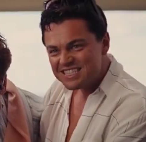レオナルド・ディカプリオ Wolf of Wall Street の強烈な笑みミーム ビットコイン ショートスクイーズの陶酔