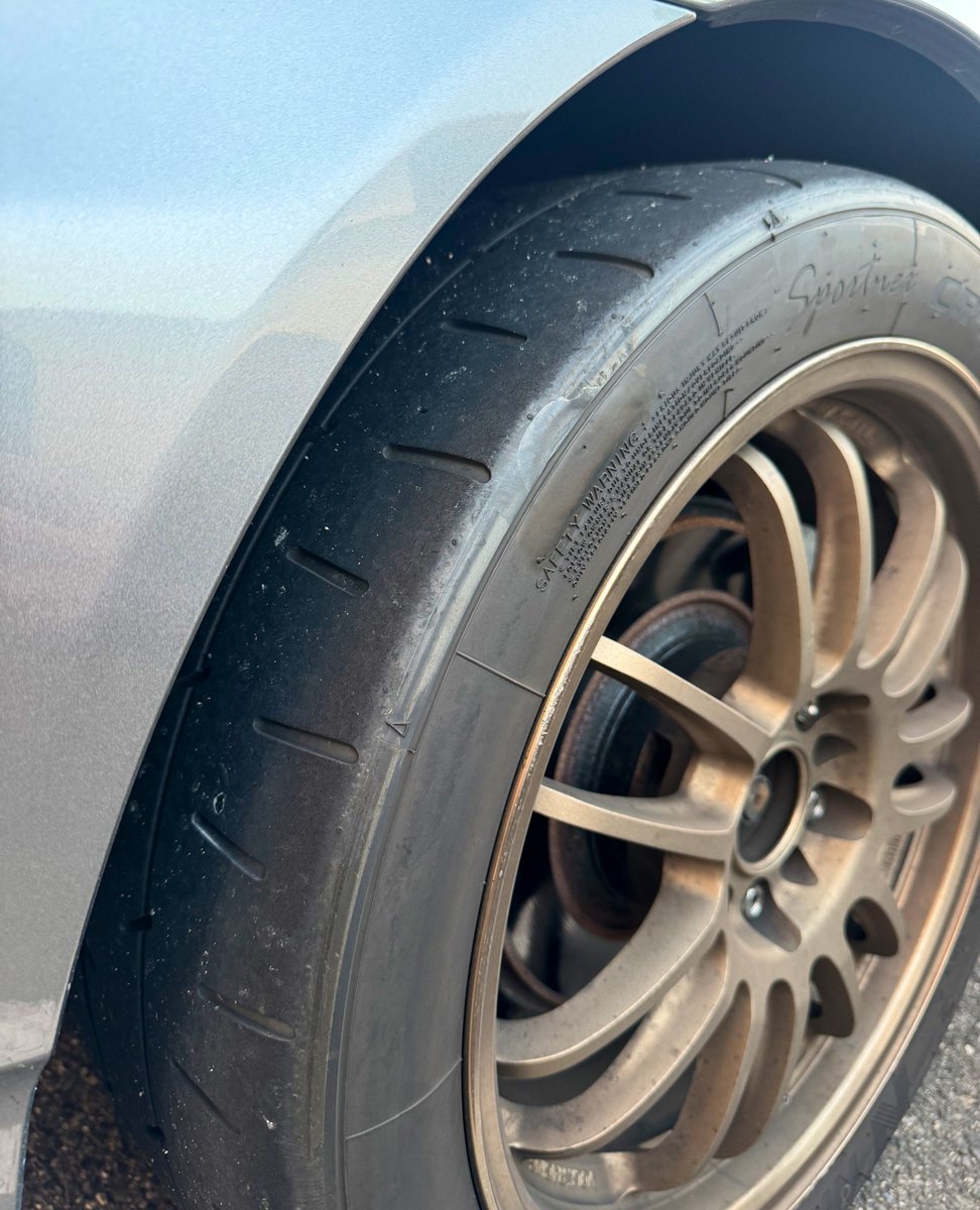 _rrenn's tweet image. #ギリギリのすり抜けはやめましょう
 #当たったかなと思ったら当たってた
 #タイヤ以外当たってないしまあええか
 #関西の意地