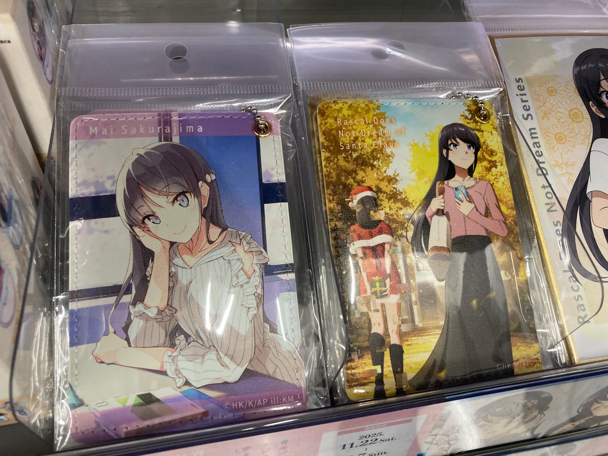 ani_fujisawa's tweet image. 【グッズ入荷情報】
青春ブタ野郎はサンタクロースの夢を見ない 
レザーパスケース 
デザイン03(大学生編制作決定ビジュアル)
デザイン04(アニメキービジュアル)
入荷しましたサワ✨
＃青ブタ

＃アニ藤沢入荷