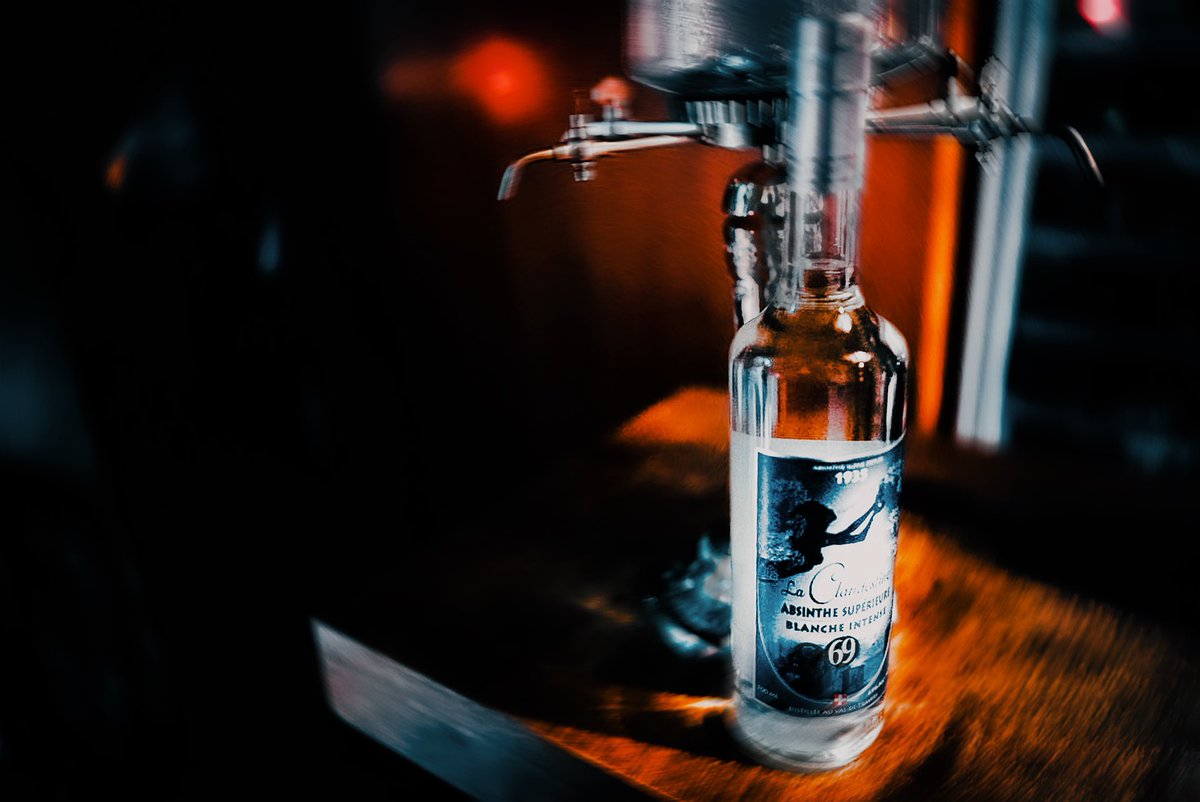 アブサンが熱めウィーク

Artemisia Absinthe Clandestine Intense

昨日と同じ造り手が作る、秘密のアブサン、という名前のもの。
アブサンが禁止されていた頃に密造していたタイプの伝統あるアブサン。アルコールは69度。
透明なのは、これは白ワインです、と言い張るため。