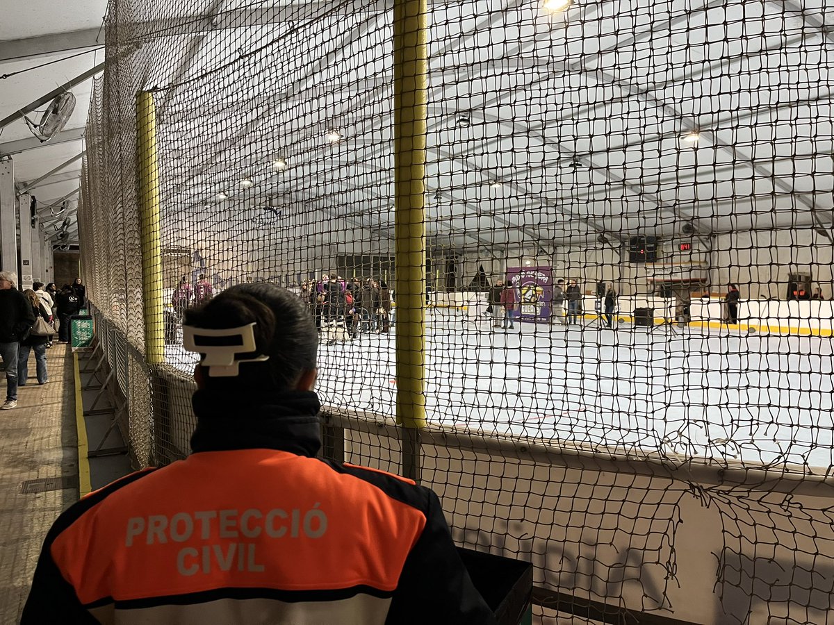 AdrianencaPC's tweet photo. Ahir nou servei preventiu de 4 voluntaris presents amb la lectura manifiest 25N del @HTucans Esports contra la violència de gènere #partit TUCANS HOCKEY @AjSantAdria https://t.co/c9LibyDBXg