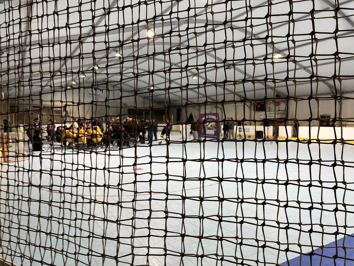 AdrianencaPC's tweet photo. Ahir nou servei preventiu de 4 voluntaris presents amb la lectura manifiest 25N del @HTucans Esports contra la violència de gènere #partit TUCANS HOCKEY @AjSantAdria https://t.co/c9LibyDBXg
