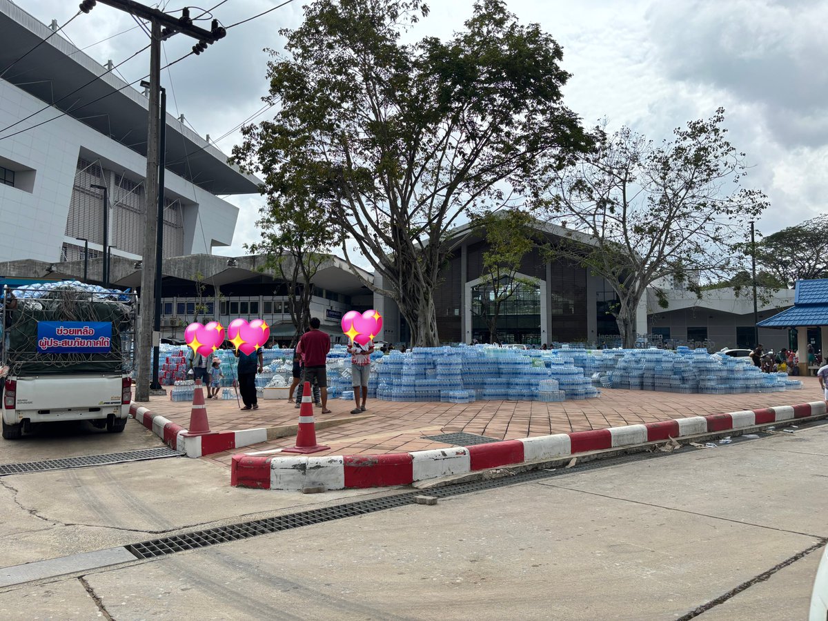 G7destiny's tweet image. อัปเดตสถานการณ์ ณ ศูนย์พักพิง ม.อ.หาดใหญ่

“ขอให้ถือประโยชน์ส่วนตนเป็นที่สอง ประโยชน์ของเพื่อนมนุษย์เป็นกิจที่หนึ่ง” จริงๆ 😭💙 น้ำใจคนไทยรวมอยู่ที่นี่หมดแล้ว รถบรรทุกของบริจาคทยอยเข้ามาอย่างต่อเนื่อง แต่ยังสามารถส่งของบริจาคเข้ามาได้เรื่อยๆเลยนะคะ 

#น้ำท่วมหาดใหญ่ #น้ำท่วมใต้