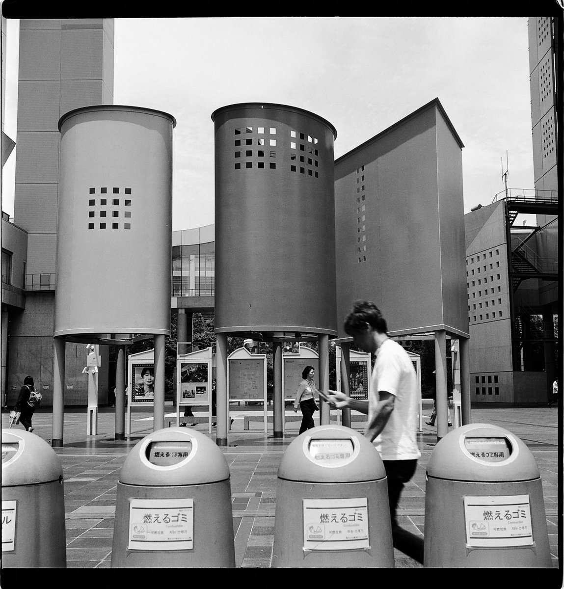 これはカメラ仲間に頼まれて製作した66 1コマ専用 たわんだネガをネガ