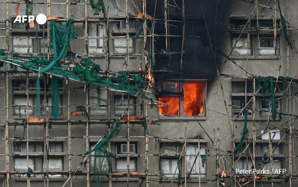 AFP's tweet image. #BREAKING The death toll from a huge blaze that ripped through a Hong Kong housing estate rises to 55, the city&apos;s fire department says