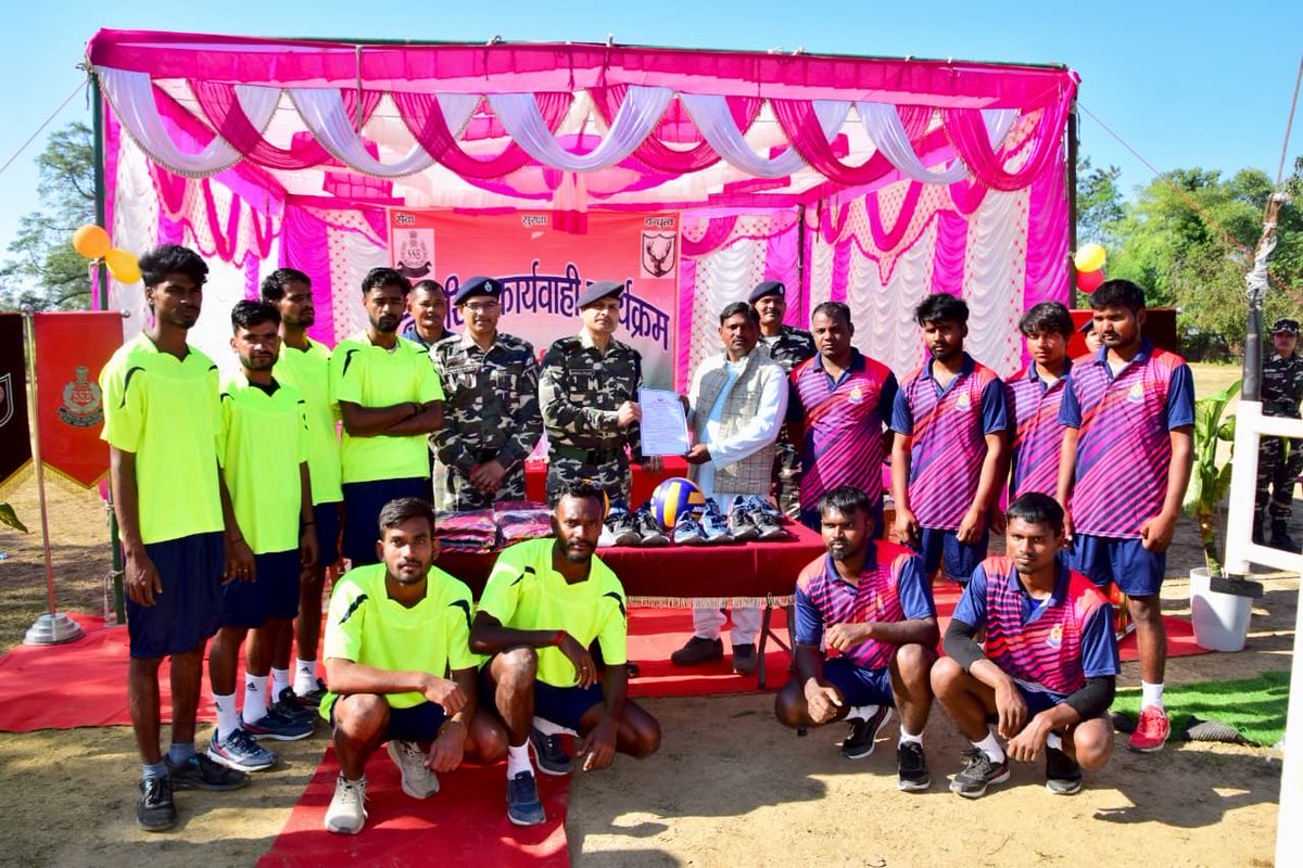 59bnssb_india's tweet photo. 59 #SSB distributed sports kits and inaugurated a new volleyball court at #VibrantVillage Ghumnabaru under #CivicActionProgram boosting youth sports & fitness at the Nepal border.
Enthusiastic participation marked the exhibition match.
@SSB_INDIA
@SSBFTRLUCKNOW
@SectorSsb https://t.co/6JTaywOIiQ