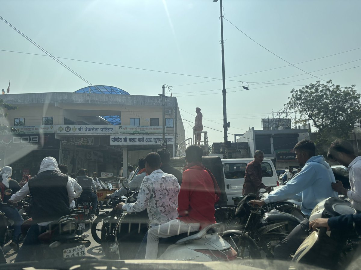 PstheAttorney's tweet photo. the severe traffic congestion that has become a daily challenge for residents of Bilaspur. The traffic often makes it extremely difficult to cover even short distances, with a 1 km stretch sometimes taking over an hour. @ArunSao3 
@amaragrawalBJP @tokhansahu_bjp https://t.co/18By3HIAFy