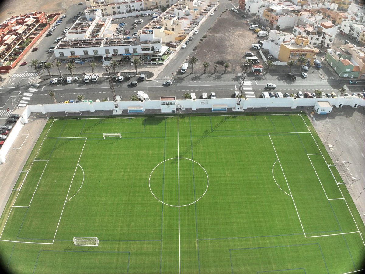 ⚽⚽ Nuevo campo de fútbol Domo Sports Grass en La Oliva, Isla de Fuerteventura. 
Hemos finalizado los trabajos de construcción del nuevo terreno del juego del campo de fútbol municipal El Cotillo para el ayuntamiento de La Oliva en la isla de Fuerventura, en la provincia de