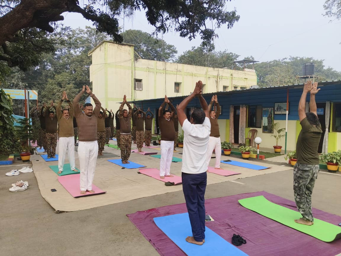 148 बटालियन मुख्यालय मण्डला में जवानों ने आयुश मंत्रालय के प्रशिक्षकों के साथ किया योगाभ्यास