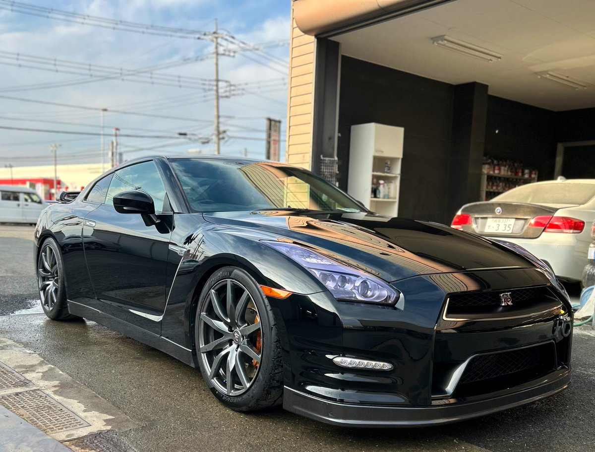 garagezero66's tweet photo. ナンバースムージング
バンパー塗装(塗り分け)
牽引フック塗装

とってもカッコイイ35。
@satoru_srt https://t.co/3ht6uR9xzz