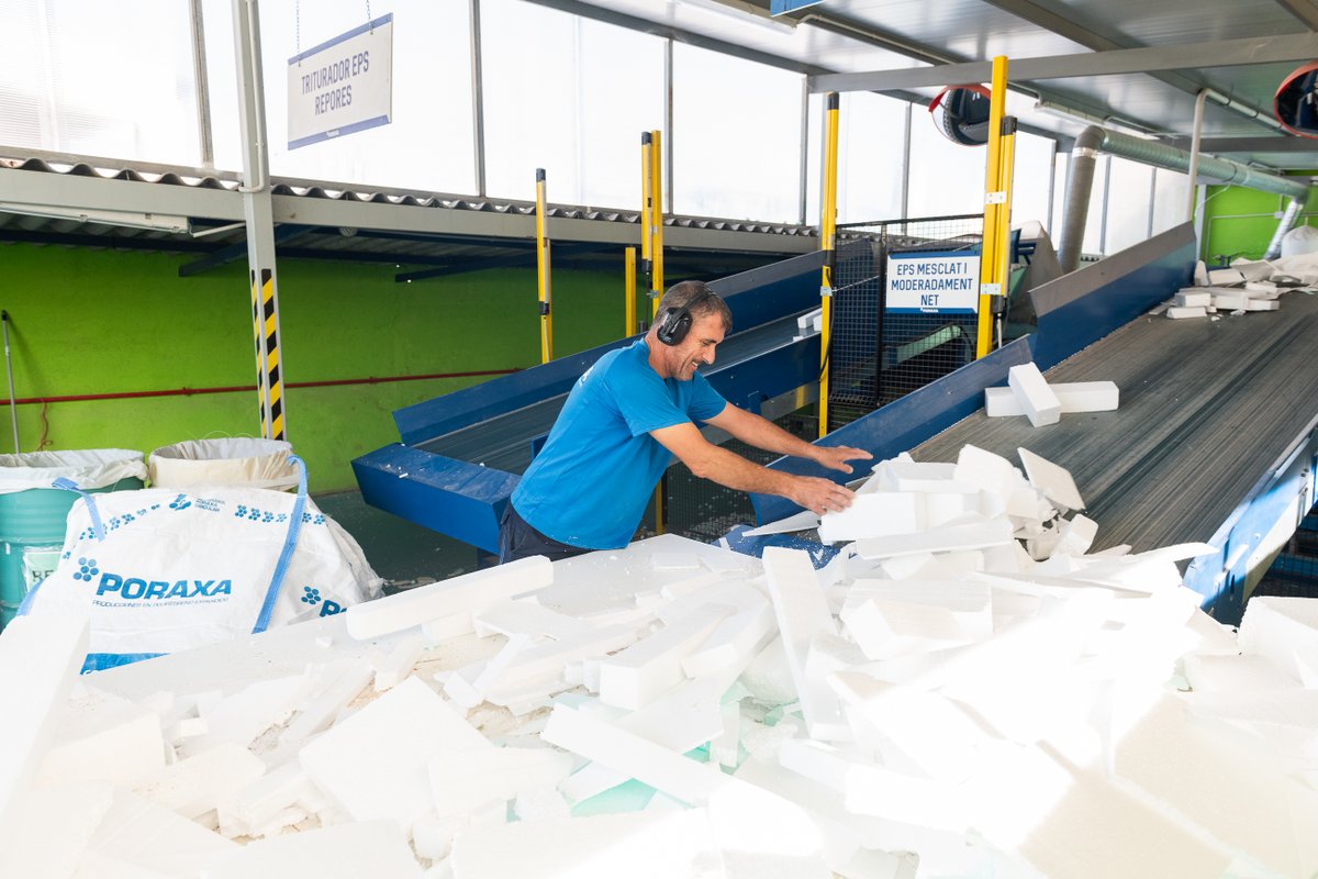 ♻️ El EPS no termina cuando acaba la obra. Por eso nace Poraxa Circular®, nuestro sistema para recuperar, reciclar y dar una segunda vida al porex.

🧱 Recogemos los restos de obra y los procesamos para crear nuevas piezas o REPORES, nuestro mortero aligerado 100 % reciclado.