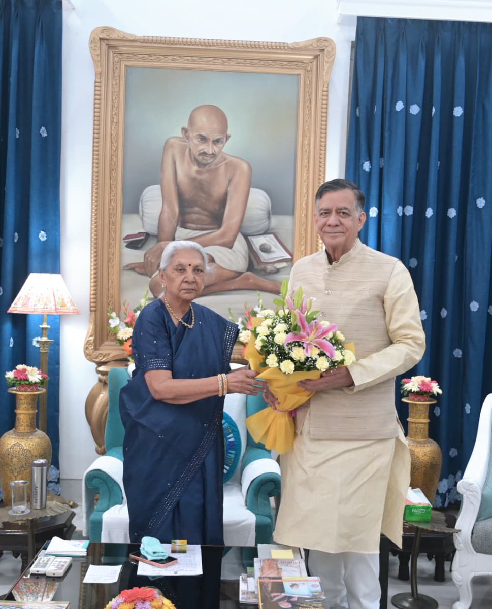 Satishmahanaup's tweet photo. आज गवर्नर हाउस पर उत्तर प्रदेश की माननीय राज्यपाल श्रीमती आनंदीबेन पटेल जी से शिष्टाचार भेंट कर उनका मार्गदर्शन प्राप्त किया।

@anandibenpatel 
@GovernorofUp https://t.co/FkDfVQVueV
