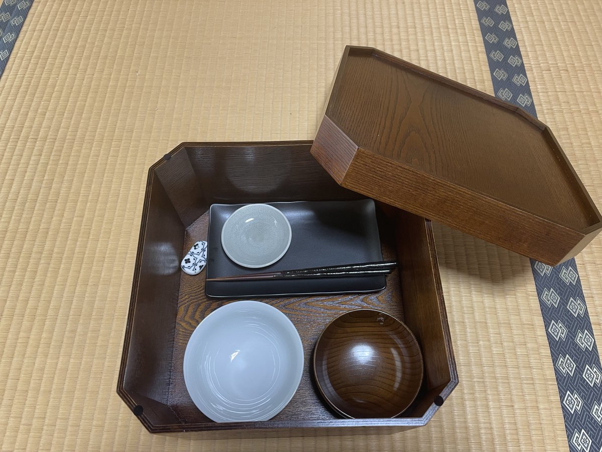 kamitomemoshi's tweet photo. わぁぁっ！

買っちゃった！買っちゃった！買っちゃったよぉぉぉぉっ！😆

とうとう、自分も今日から箱膳界隈デビュー＆仲間入り〜

あぁ、嬉しい🥹

安物買の銭失いにならないように、少し背伸びして買っちゃった！

早く箱膳デビューしたい！
#箱膳
#箱膳界隈
#絶望ライン工 https://t.co/y1tucNBbp4