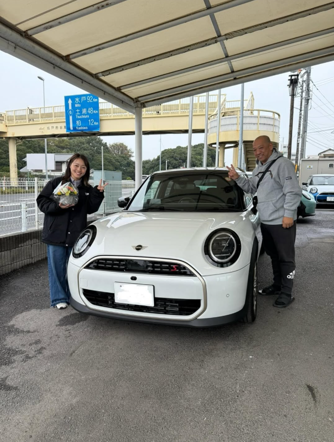 GlanzMini's tweet photo. 【MINI松戸】
☆彡祝！ご納車☆彡
ナノクホワイト×ブラックルーフのMINI COOPER 5DOOR Sが最高に上品でカッコいい✨K様おめでとうございます！ 

#納車 #minicooper #mini5door #minicoopers #f65 #mini松戸 https://t.co/afo92fyQYy