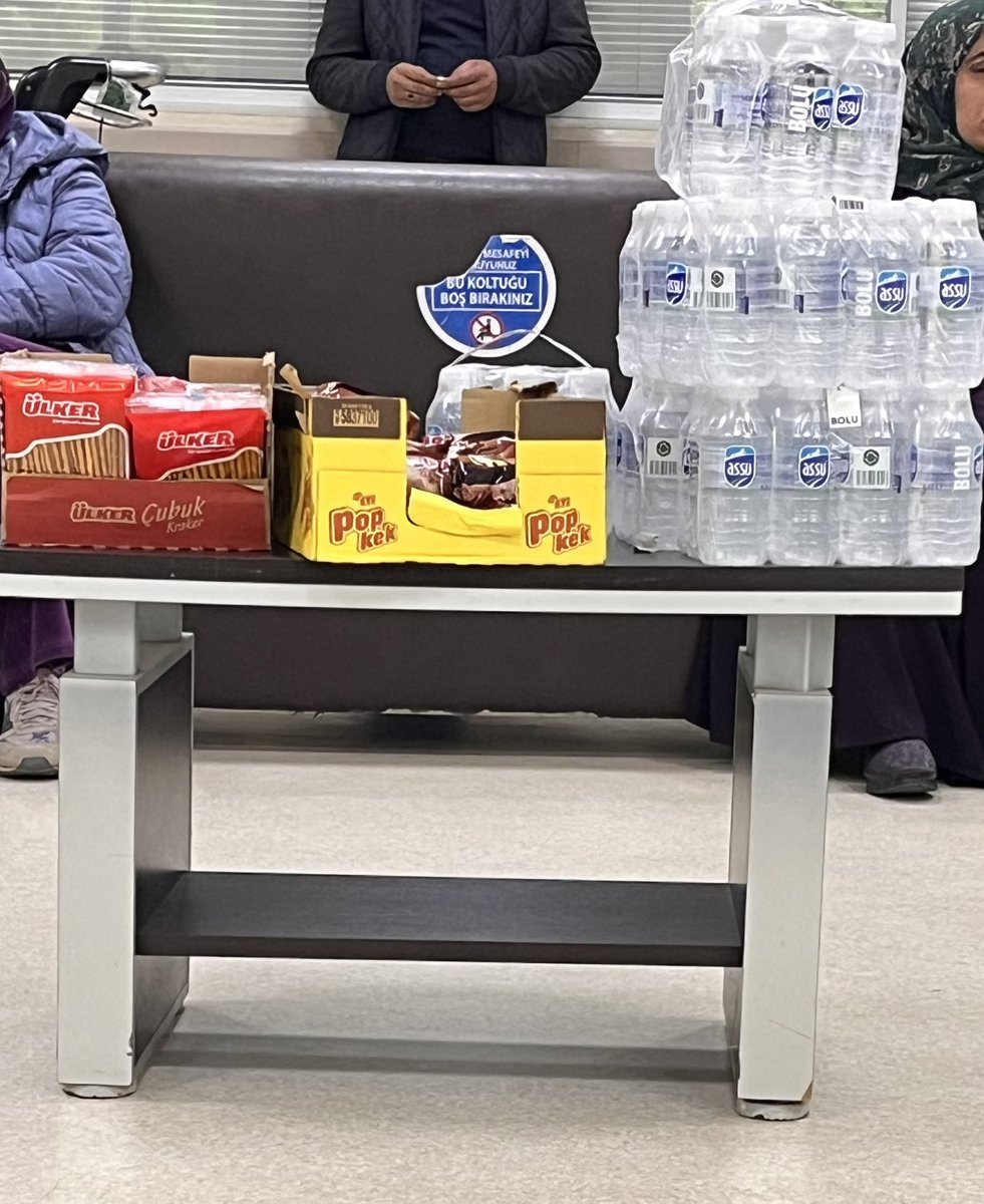 Onkoloji servisindekiler anlar bunun kıymetini… Hiç tanımadığı insanlara; midesi bulanmasın, tansiyonu düşmesin diye çubuk, kek ve sus dağıtmak… İyi insanlar iyi ki varlar… #kanser