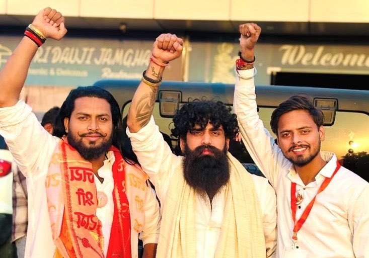 shauryabjym's tweet image. ब्रेकिंग 🚨
ये निर्दोष सनातनी भाई मथुरा में न्यायिक हिरासत में हैं। जमीनी स्तर पर कोई भी उनका साथ नहीं दे रहा है, न यूपी पुलिस और न ही यूपी सरकार। उनकी एकमात्र उम्मीद हम ही हैं, इसलिए हिंदुओं, अब उनके लिए आवाज़ उठाने का समय आ गया है!

@myogiadityanath को टैग करें और उनसे हमारे…