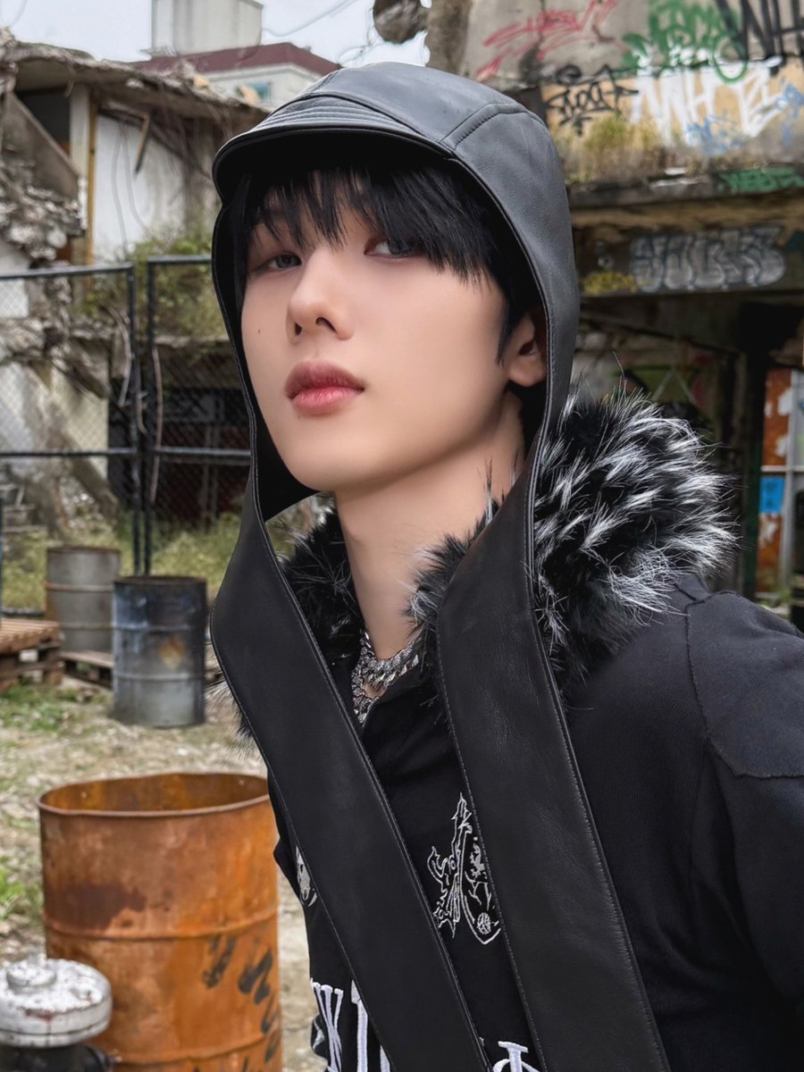 glitch mode jisung           beat it up jisung
🤍🪽🐻‍❄️☃️❄️☁️🥶         🖤🐈‍⬛🕸️💣♠️☠️