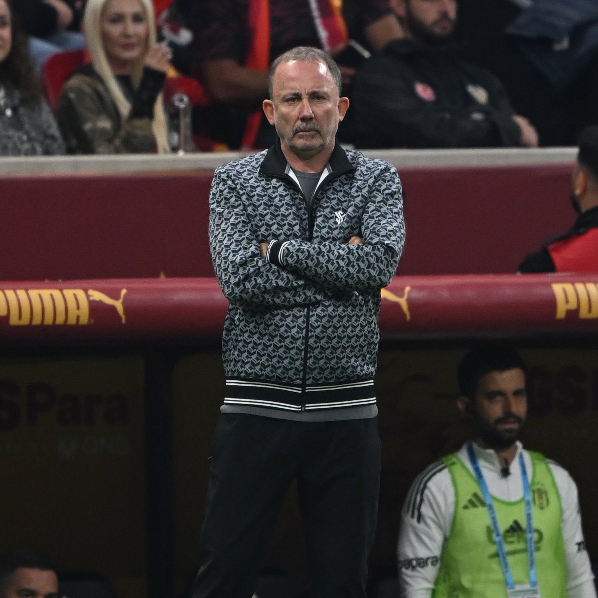 Önder Özen: "Beşiktaş bir teknik direktör değişikliği yaptı. Teknik direktörü neden gönderirsiniz? İstediğiniz hedeflere ulaşacak bir takım var ama hoca bu takımı nasıl kullanacağı konusunda kamuoyunu ikna edememiş, hatalar yapmış.

Hataları düzeltmesi için yeni bir teknik adam