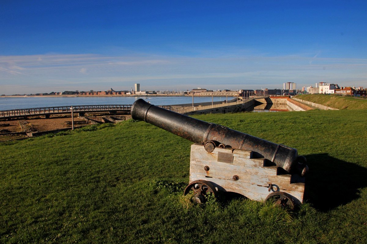 Whatadapperchap's tweet image. Good morning, troops. Thursday&apos;s loaded &amp;amp; ready to fire. Let&apos;s aim to make it a good one. 

📷 King&apos;s Bastion
🇬🇧 Portsmouth