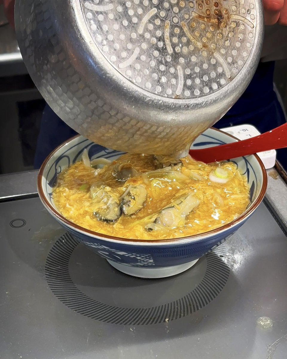 ina_kou's tweet photo. 丸亀の新作うどんが優しすぎて泣いた。
「牡蠣たまあんかけうどん」🍜🦪
あんがとろ～り、卵ふわふわ、牡蠣ぷりっぷり。
出汁の香りが心にしみる味。
寒い夜に食べたら涙出るレベル🥲💭
#丸亀製麺 https://t.co/ETwUKO92Rj