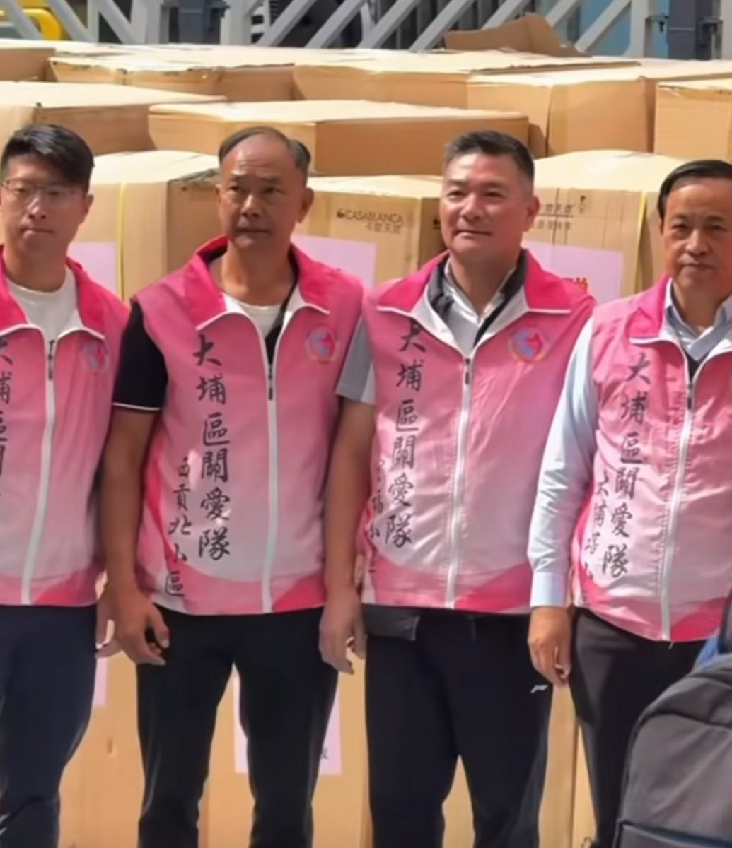 the852spirit's tweet photo. 1550: netizens find #Taipofire survivors and volunteers busy delegating supplies, while #HKGOV District Care team enjoys photo ops. #1127hk #HongKongFire https://t.co/eUHDvsb362