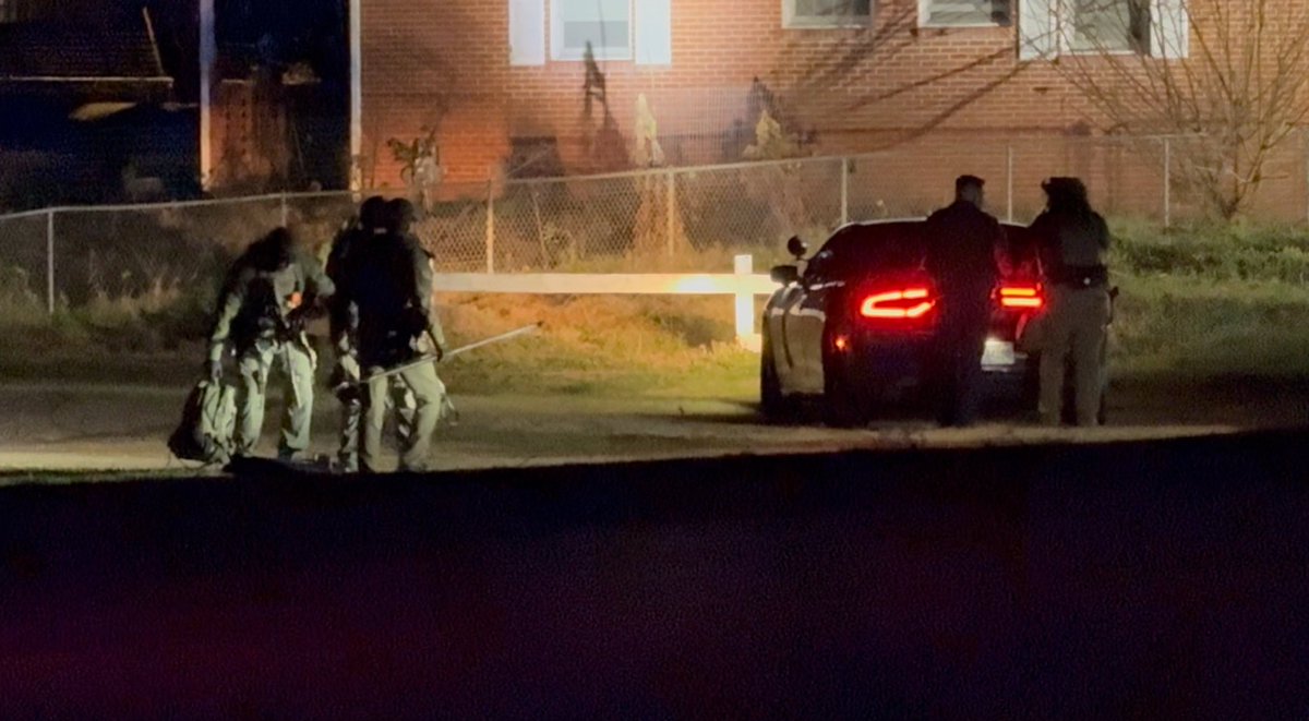 TotalNewsTulsa's tweet photo. Currently: Barricaded subject standoff with police underway in #sapulpa along hwy 117. Police say they responded to the location for a domestic violence call. A man assaulted a woman, woman is injured and the man won’t surrender. This is an ongoing situation. 
#SWAT
#tulsa 
#news https://t.co/T5zw3tShva