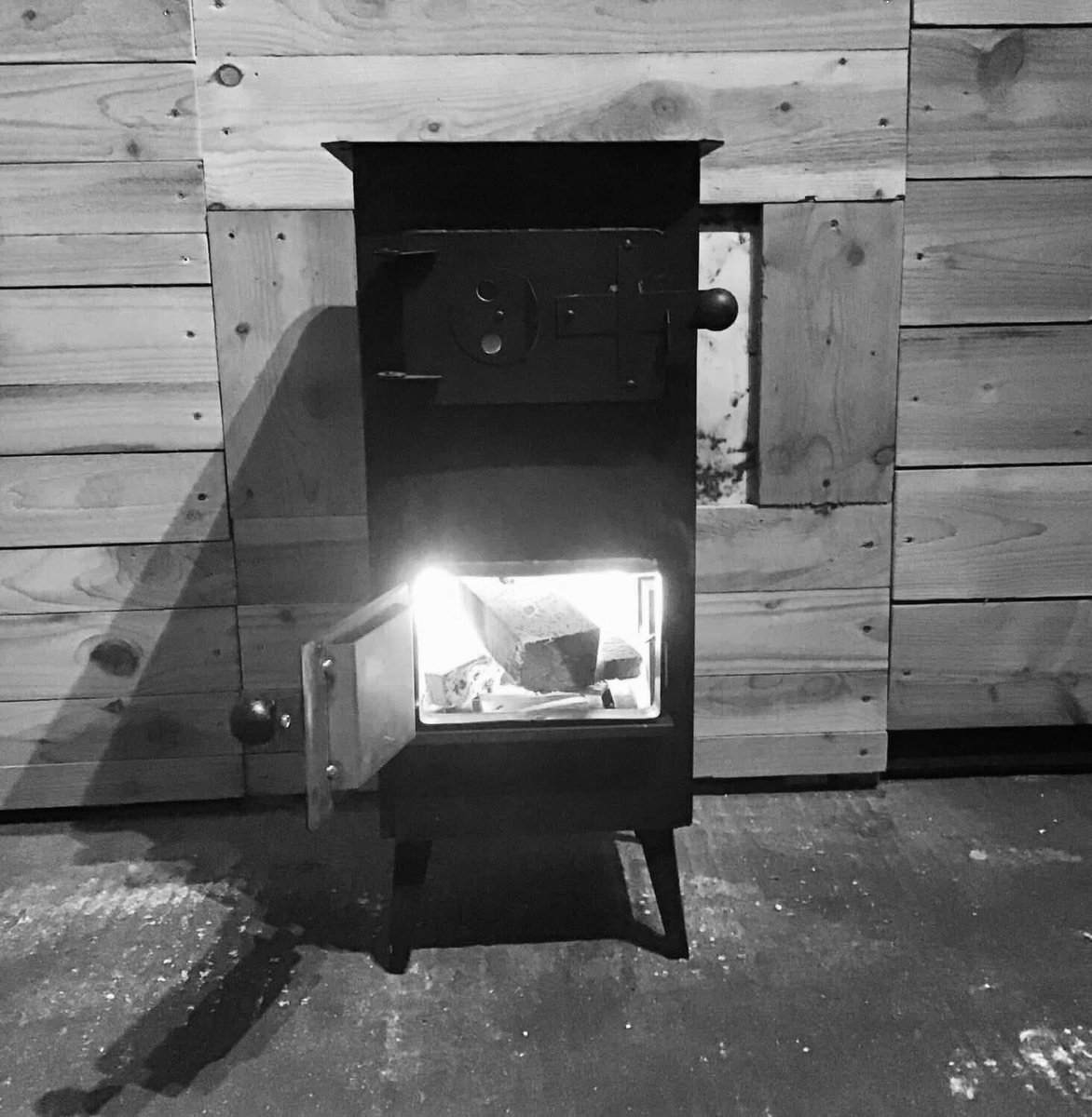 It’s rehearsal day at HQ &amp; Depot. Time to get the log burner cranked up here at Cozyville. 
#peoplesrepublicofllanrwst #Llanrwst #supportlocalmusic #3pieceband