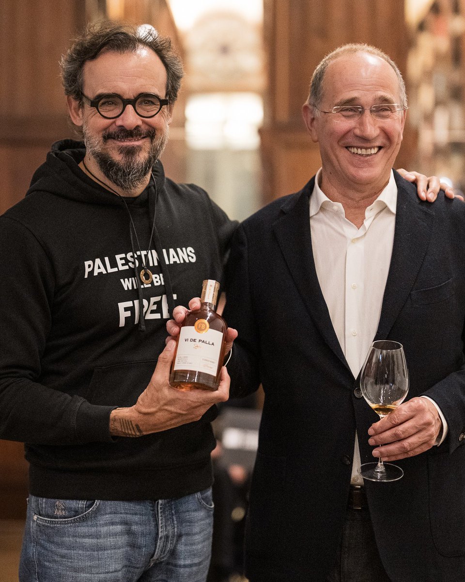 Ferrer Bobet celebra 20 años en el Priorat con su Vi de Palla 20 anys. Un vino dulce natural, ensamblaje de macabeo y viognier, vendimiados en 2005. Una joya de excepcional complejidad con una producción limitadísima de 600 botellas. #vinodeldía bit.ly/3XSBvbk