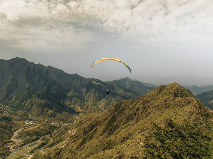 "السودة" حيث تعانق الجبال الغيوم وتتنفس الطبيعة سحرها الأبدي.. إليكم تجارب استثنائية لعشاق المغامرة في المملكة 