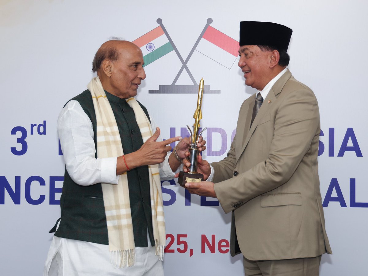 rajnathsingh's tweet image. Delighted to meet the Indonesian Defence Minister General Retd. Sjafrie Sjamsoeddin in New Delhi. Our defence cooperation built on our commitment to maintain regional security has grown manifold during the recent years.  During the deliberations today, we had a free and frank…