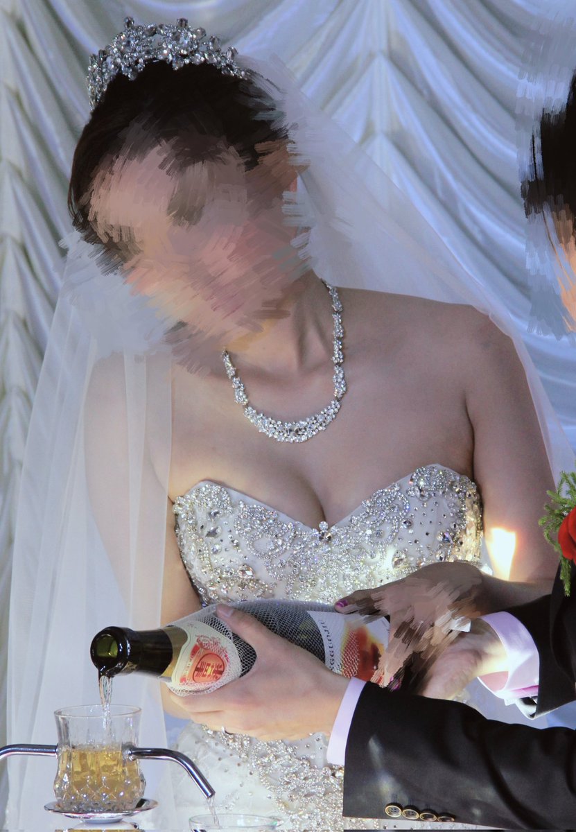 应需求，特意找了之前的结婚照