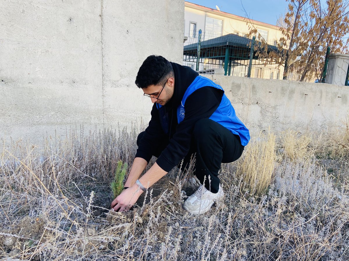 Diyadin Kaymakamlığımız koordinesinde Tarım İlçe Müdürlüğümüzün dağıtmış olduğu fidanları Gençlik Merkezimizin bahçesine Kurum amirimiz, kurum personellerimiz ve gönüllü gençlerimizle birlikte diktik. 🌲 🍀 
<a href="/frknkrksz/">Furkan Korkusuz</a> <a href="/Diyadin004/">DİYADİN KAYMAKAMLIĞI</a>